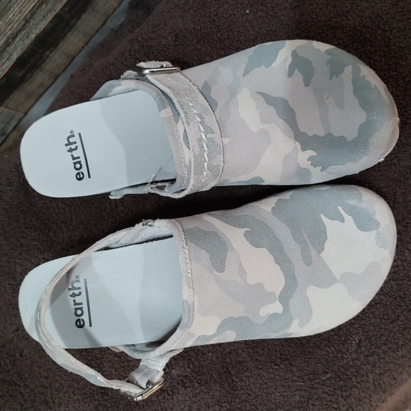 Earth camo clogs. Size 7 - Picture 2 of 5